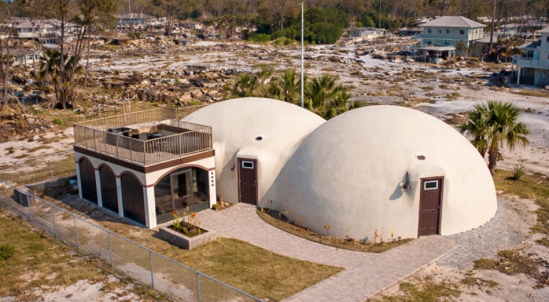 Casa em formato de domo resiste a furacão categoria 5 e protege família