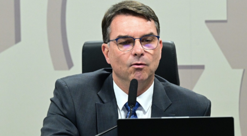Senador Flávio Bolsonaro assina CPI para investigar golpe judicial