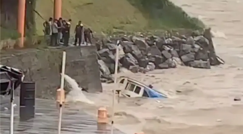 Barco lotado de passageiros afunda em Parintins durante festival