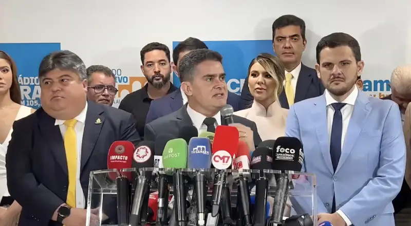 David Almeida oficializa saída da Prefeitura e entrega o cargo a Renato Junior