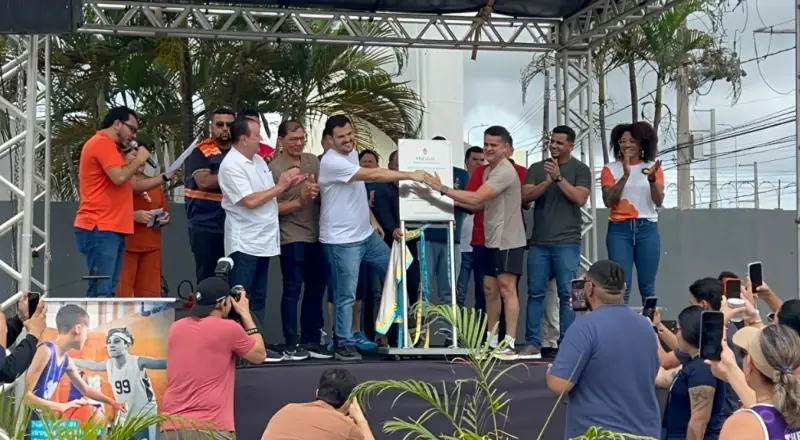Prefeito David Almeida entrega praça e quadra revitalizadas para todos