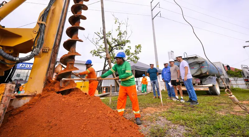 Prefeito David Almeida fiscaliza avanço do complexo viário e mobilidade