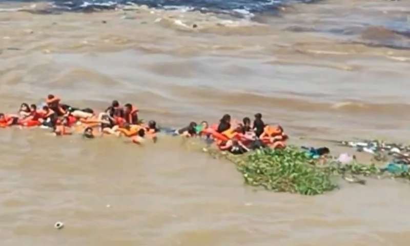 Cinco pessoas continuam desaparecidas um mês após naufrágio e buscas intensificadas.