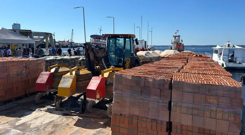Prefeito David Almeida entrega materiais para escolas de madeira em Manaus