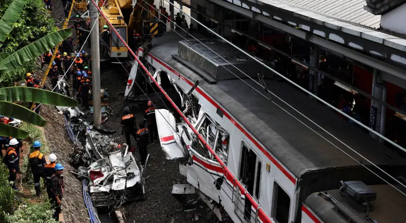 Colisão entre trens deixa 14 mortos e 84 feridos na Indonésia