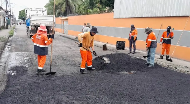 Prefeitura de Manaus intensifica recuperação asfáltica no bairro Colônia Santo Antônio para melhorar o tráfego.