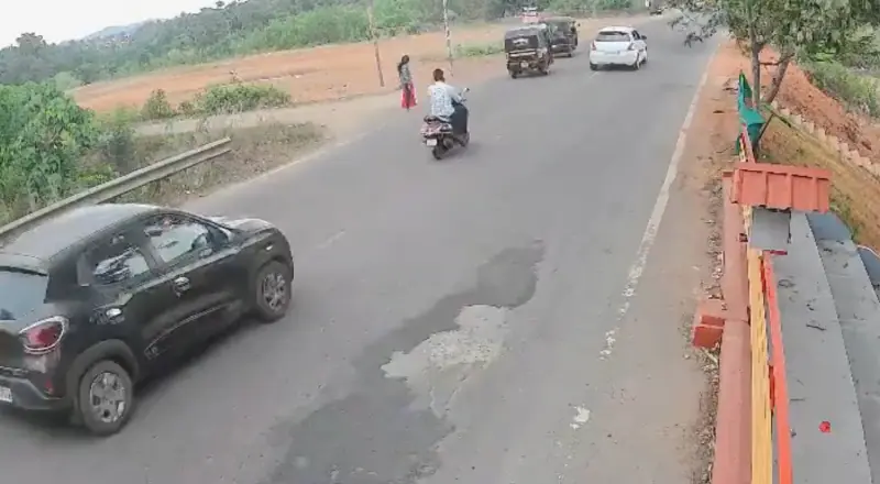 Mulher tenta atravessar estrada e sofre grave acidente no templo
