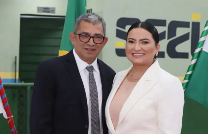 TCE-AM multa Augusto Ferraz e Luana Ferraz por irregularidades em Iranduba