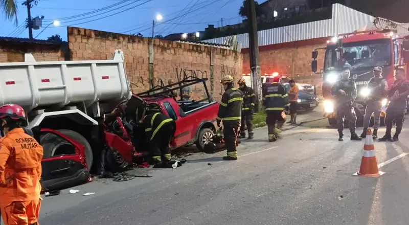 Vídeo mostra acidente gravíssimo entre carro e caçamba no bairro Nova Cidade; alerta para segurança no trânsito