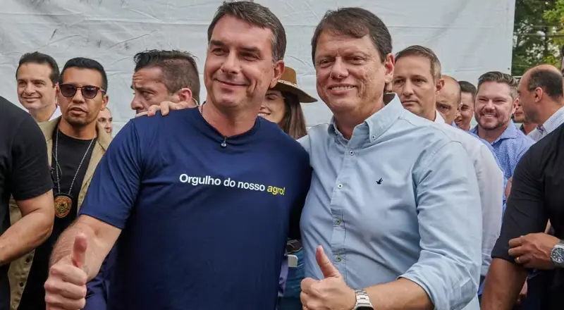 Na Agrishow em SP, Tarcísio elogia Flávio Bolsonaro