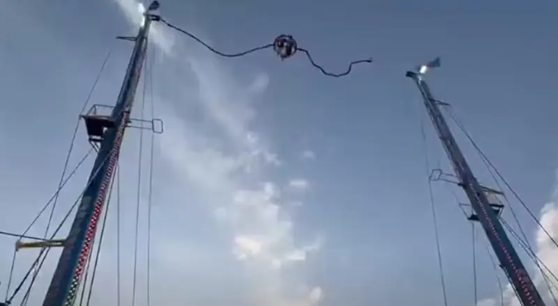 Veja momento em que cabo de brinquedo se rompe e machuca crianças