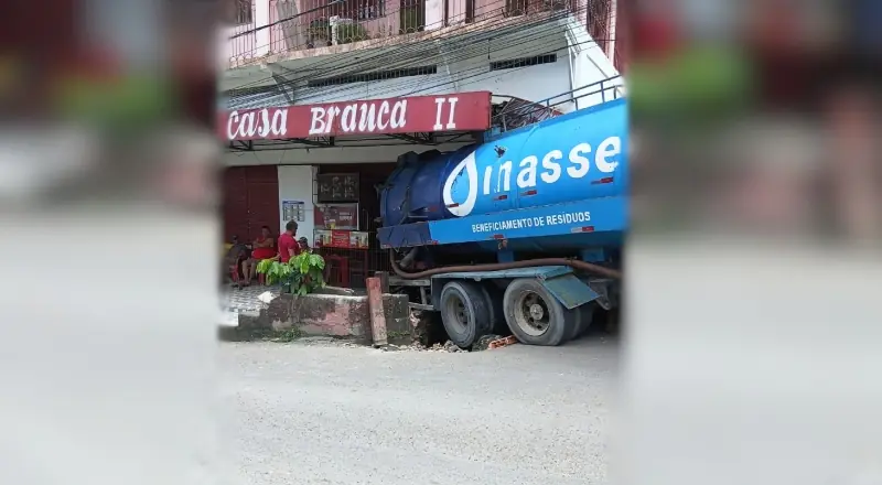 Caminhão de resíduos invade calçada e causa danos a comércio