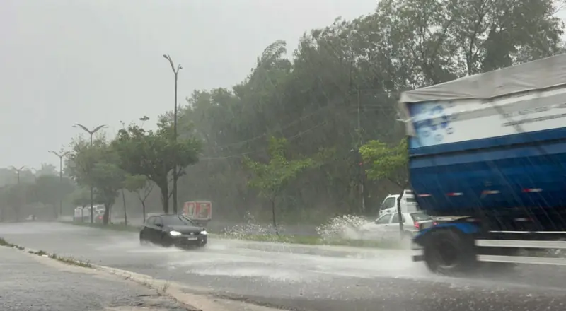 Tempestade coloca Manaus em alerta de risco severo hoje