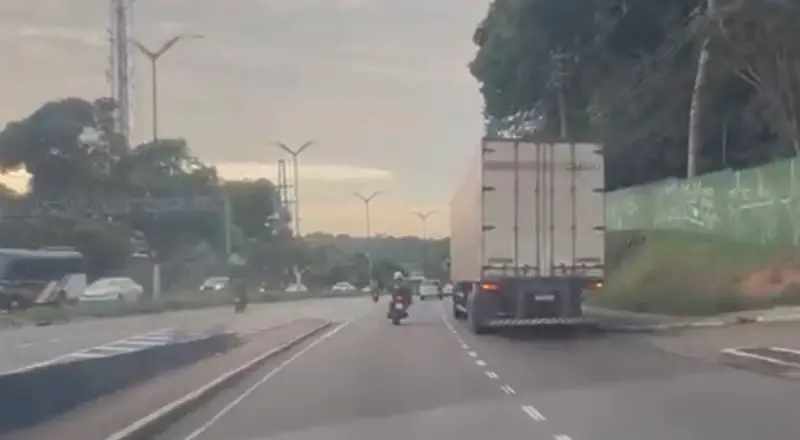 Motoqueiro é esmagado por caminhão na Bola do Coroado: Vídeo chocante
