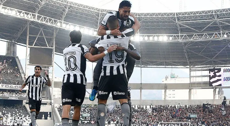 Botafogo vence Corinthians pelo Brasileirão com hat-trick de Cabral