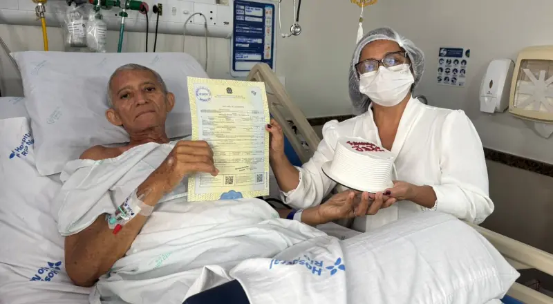 Paciente com câncer realiza cerimônia de casamento emocionante no hospital