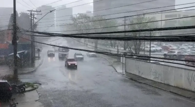 Chuva intensa coloca Manaus em alerta para enxurradas e alagamentos seguros