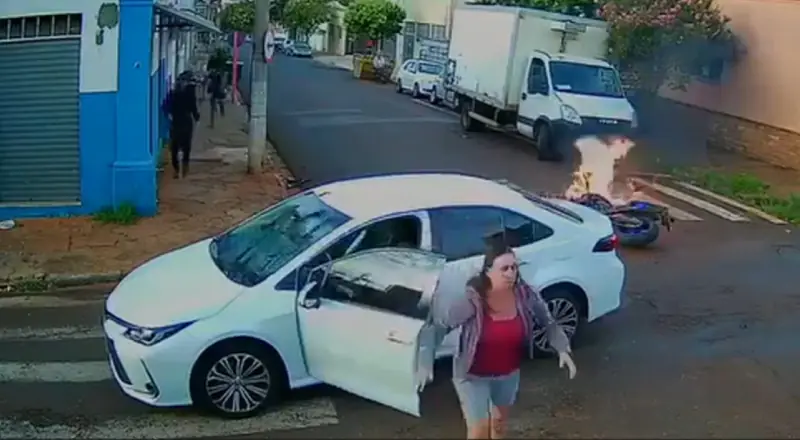 Moto explode após motoqueiro ser arremessado em acidente.