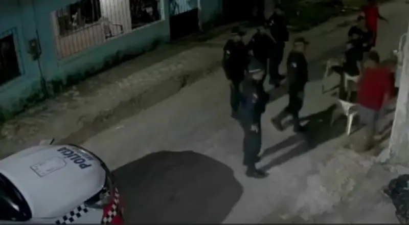 “Timing perfeito”: Polícia chega enquanto música toca alto.