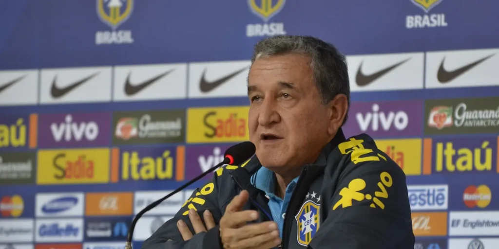 Técnico do Tetra, Parreira apresenta melhora na UTI após tratamento.
