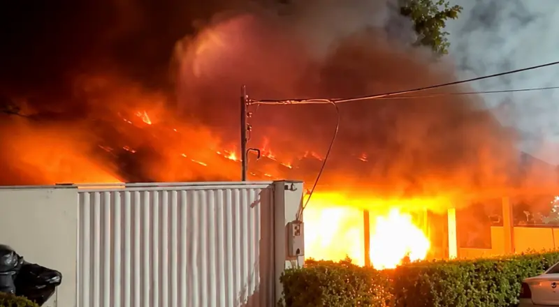 Desespero e correria: incêndio destrói casa em Manaus; veja vídeo