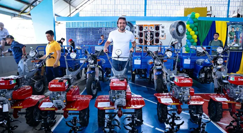 Thiago Abrahim entrega mais de R$ 500 mil em equipamentos rurais