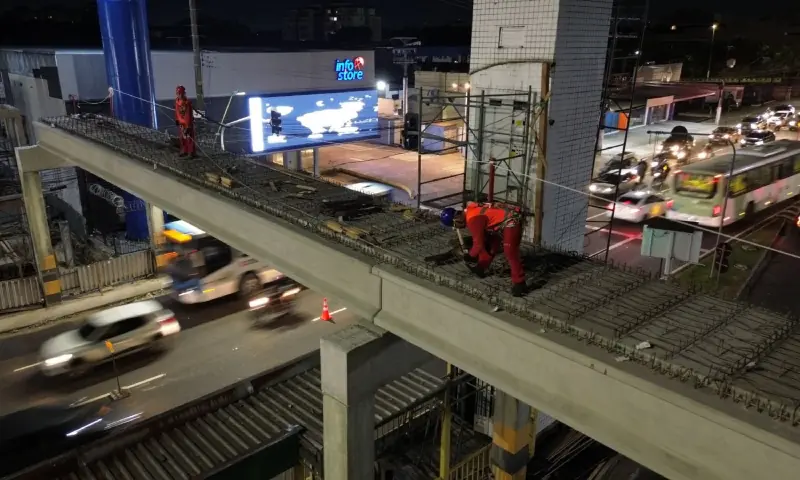 Prefeitura de Manaus avança na reconstrução da passarela com segurança