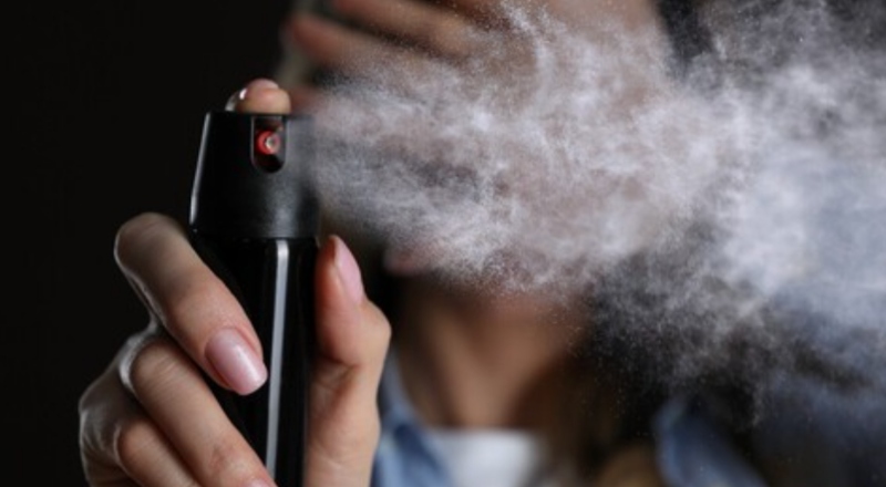 Mulheres passam a ter autorização para comprar spray de pimenta para proteção pessoal