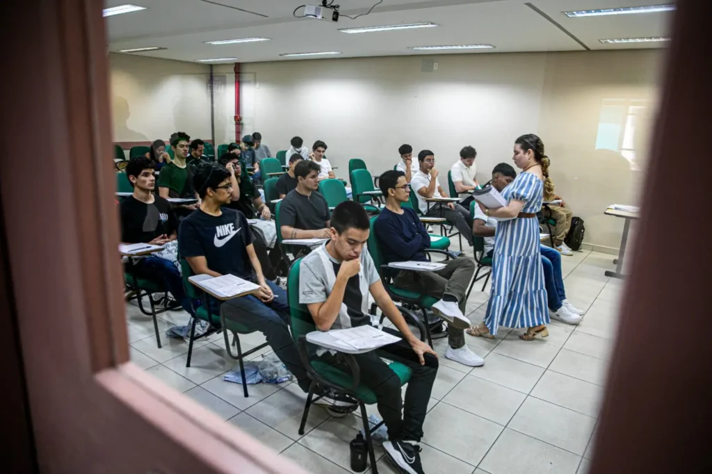 UEA lança editais do Vestibular e SIS com curso de Medicina Veterinária