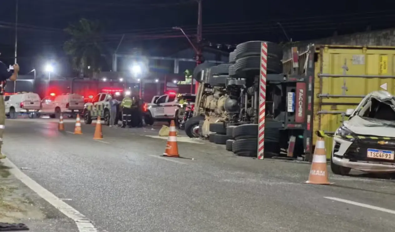 Carreta continua tombada e interdita avenida das Torres à noite