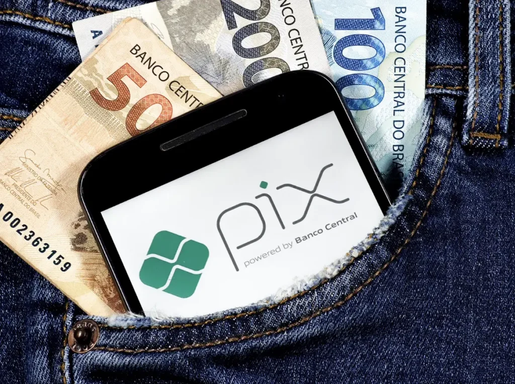 Tensão comercial: EUA impõem tarifas e brasileiro pergunta sobre Pix