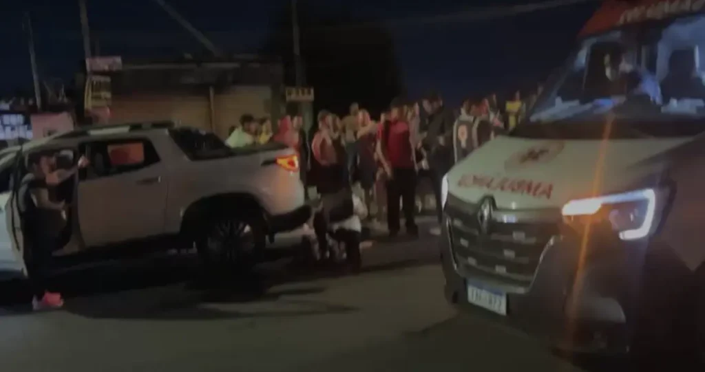 Carro desgovernado atinge quatro pessoas e causa feridos em Manaus