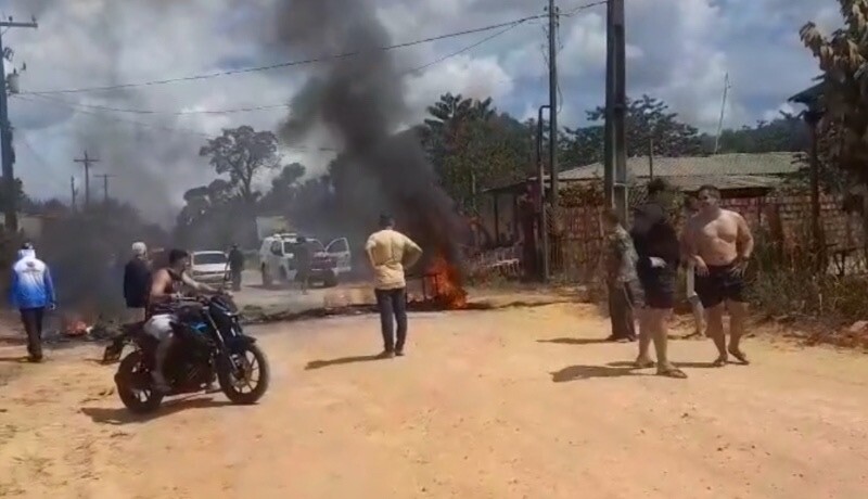 Manifestantes queimam pneus durante protesto por melhorias no tráfego