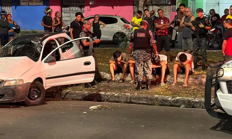 Carro com quatro menores avança sinal vermelho e capota na Max Teixeira