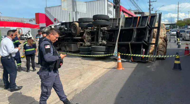 Carreta tomba na Autaz Mirim e bloqueia o trânsito local