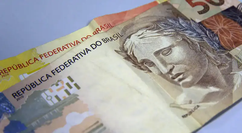 Brasileiros retiram R$ 39,3 bilhões da poupança e refletem mudanças financeiras