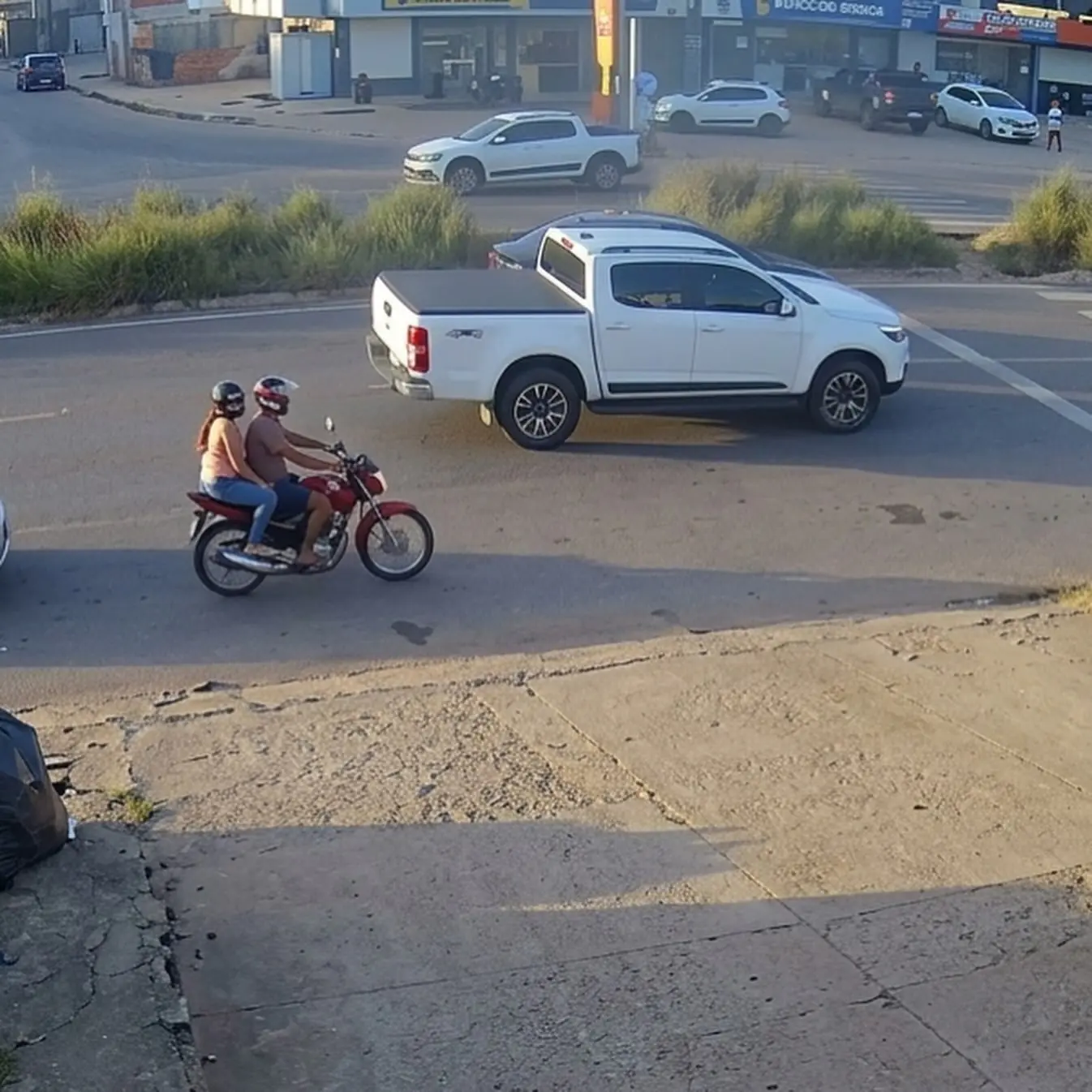 Grave acidente: Dupla arremessada de moto após colisão com carro