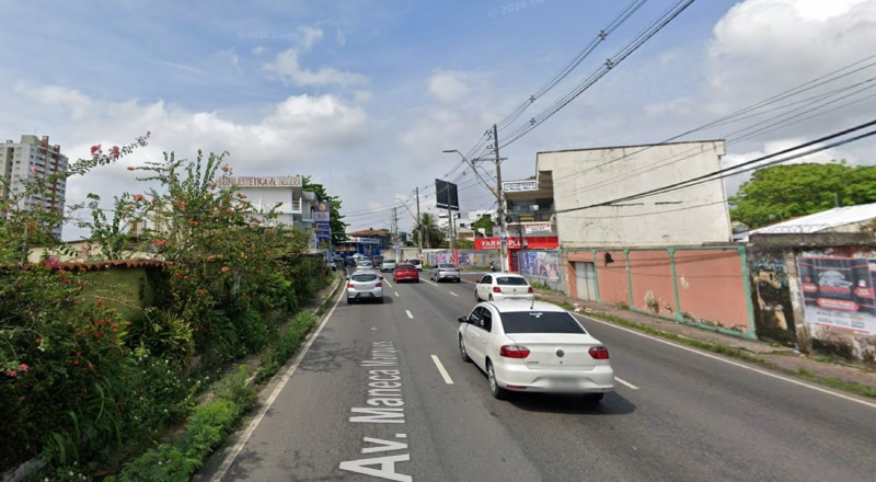 Motorista é preso após bater carro em poste em Manaus