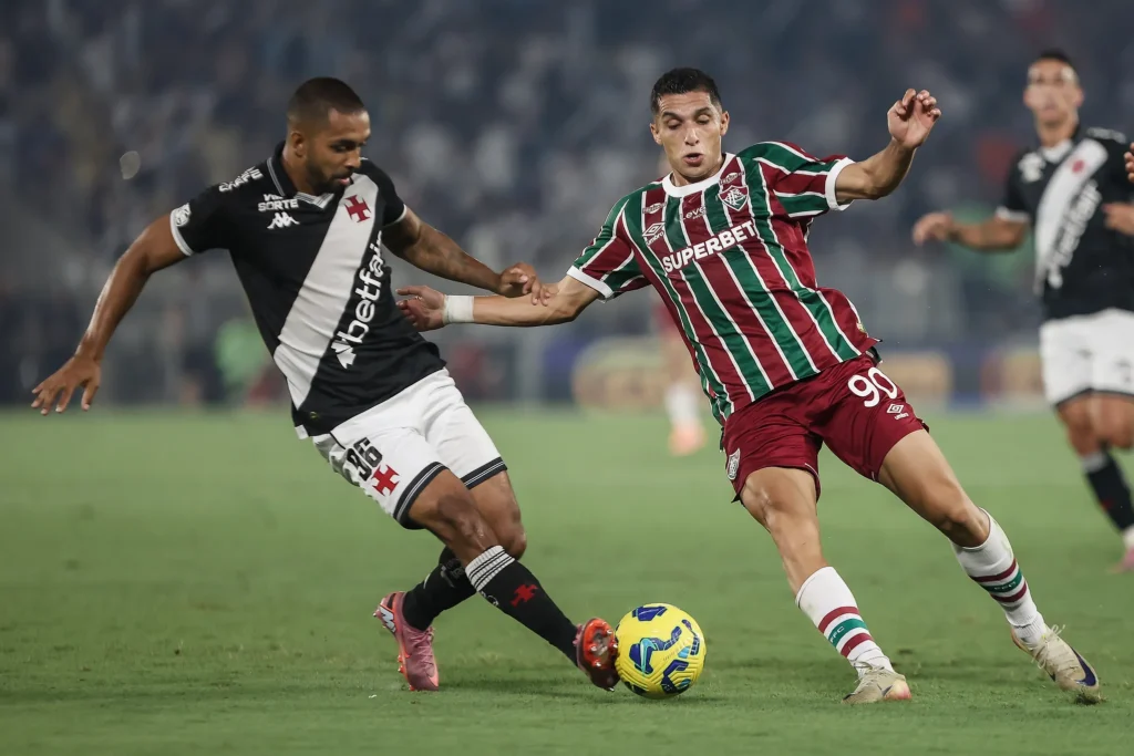 Vasco vence o Fluminense por 3 a 1 e avança no torneio