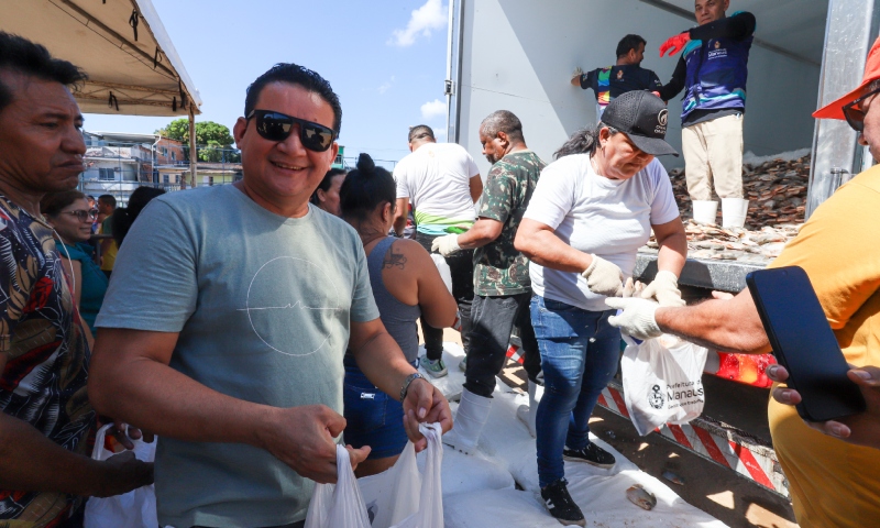 Prefeitura de Manaus distribui 60 mil peixes e ajuda famílias