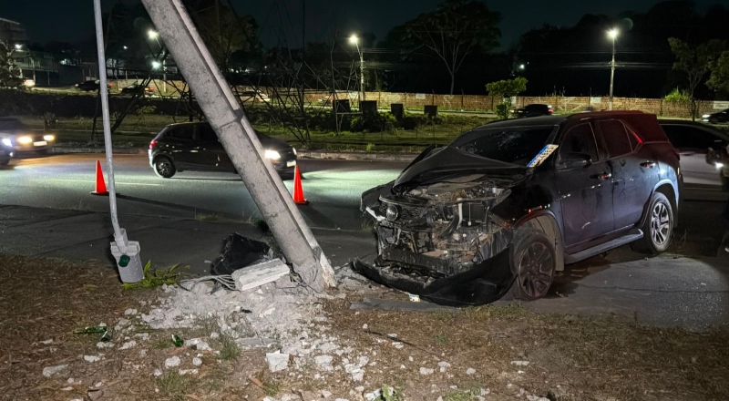 Acidente feio: dono de frigorífico bate SW4 em poste na Avenida