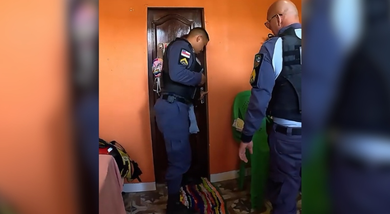 Momentos de tensão: polícia arromba porta e resgata b3bê