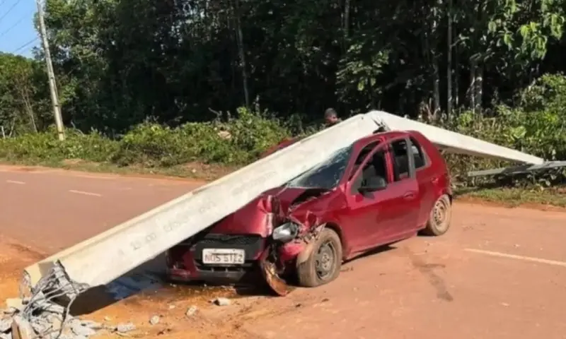 Motorista bêbado derruba poste e causa danos em Presidente Figueiredo