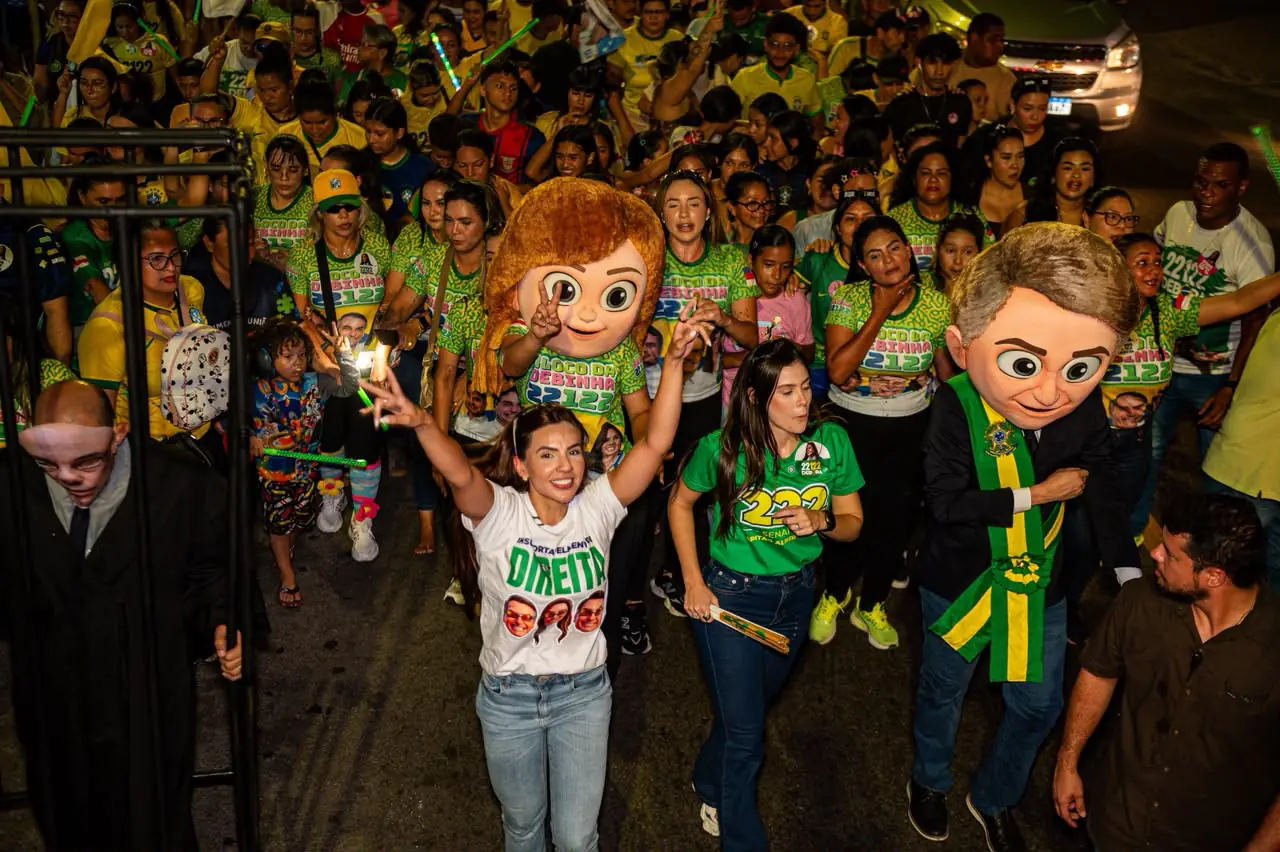 Débora Menezes reúne mais de 3 mil foliões no Bloquinho da Debinha