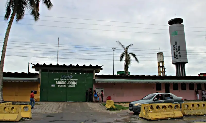Detentos fazem rebelião no Compaj e mantêm reféns policiais