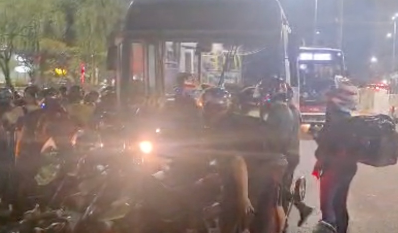 Motociclista fica preso debaixo de ônibus após grave acidente