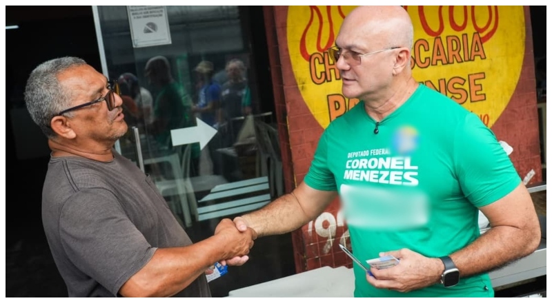 Na Rua do Fuxico, Coronel Menezes apoia o comércio local.