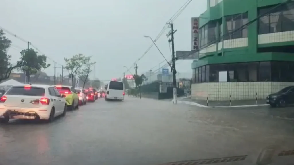 Agora! Chuva intensa causa congestionamento na Djalma Batista