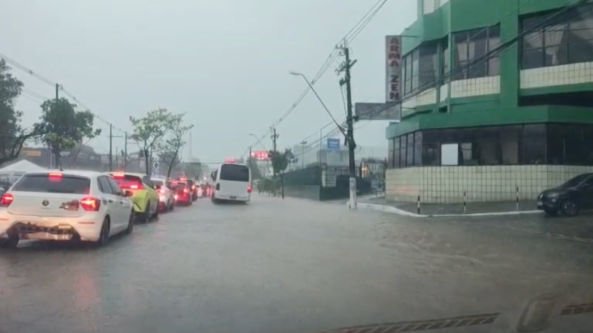 Agora! Chuva intensa causa congestionamento na Djalma Batista