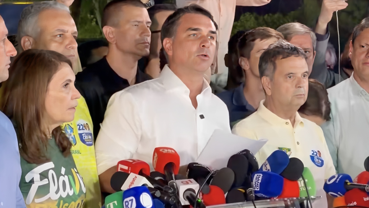Após polêmica decisão de Zanin, Flávio Bolsonaro pede anulação